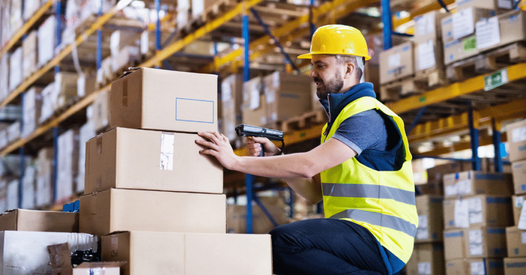 Man arbetar på lager